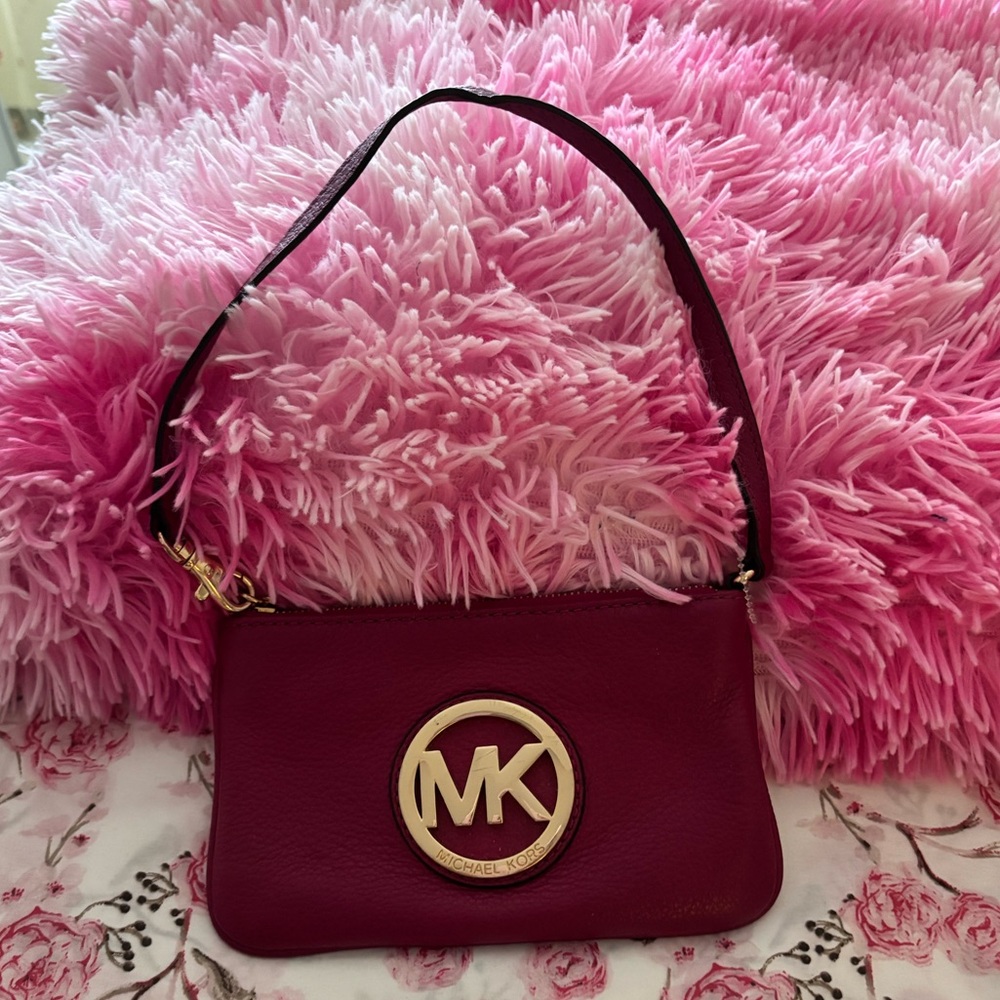 Michael Kors wristlet in excellent condition with tag. The color is maroon - Picture 1 of 5